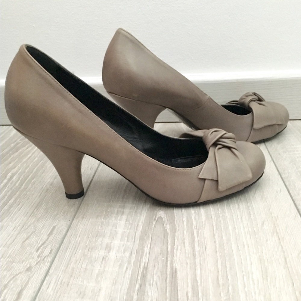 Pumps Sz 7 high heels Made in Italy gray Bow Detail cute vintage style